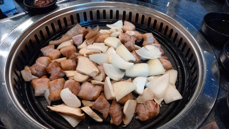  대구 이시아폴리스 구워주는삼겹살집 에서 삼겹살 미나리에 소주 한잔했어요~