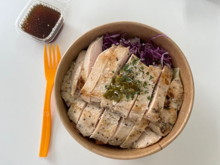 다이어트 식단 : 수비드 닭 가슴살 샐러드와 두유