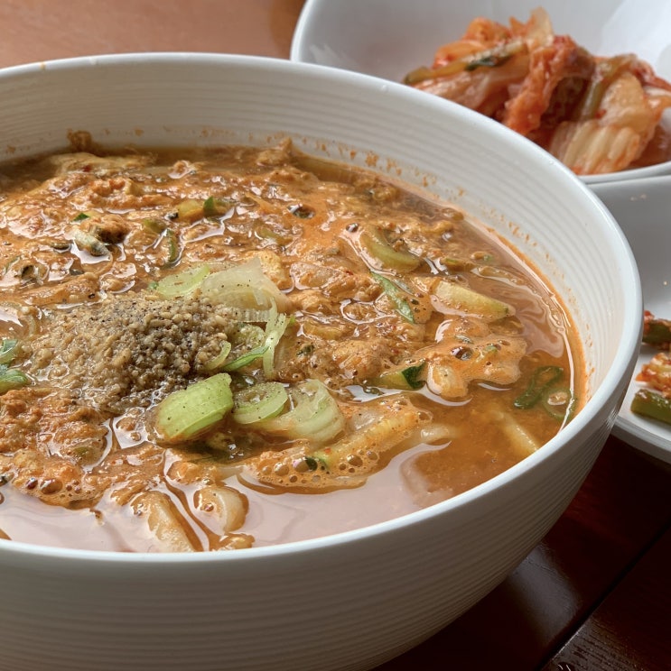  교대역 점심 계절한잔 : 홍합장칼국수와 제철막회 쌈밥정식