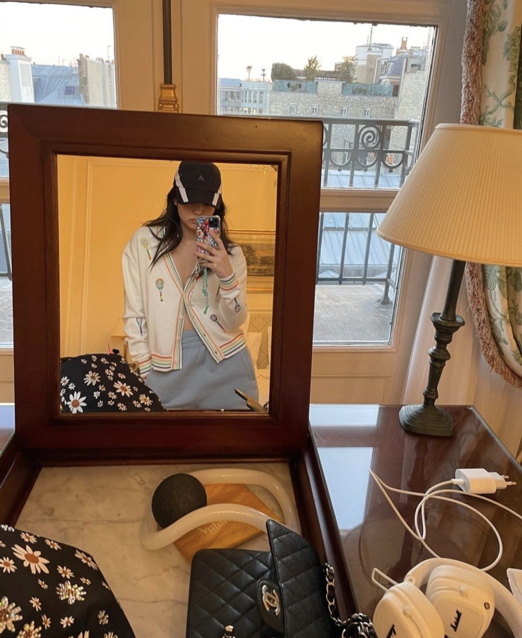  제니 테니스가디건,미라미카티,마샬 헤드폰,샤넬백,젠링 (miramikati,mashall,zenring) jennie's fashion