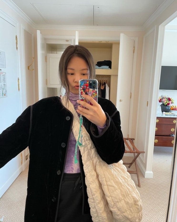 블랙핑크 제니, 파리에서 힐링 많이 하고 온 웃음 만두...이쁜 노을 만끽 블랙핑크 제니, 파리에서 힐링 많이 하고 온 웃음 만두...이쁜 노을 만끽