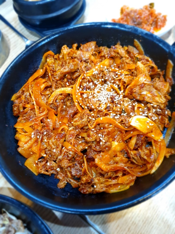  돼지불백 불고기백반 낚지복음정식을 먹을 수 있는  딸부자네불백 강남역점