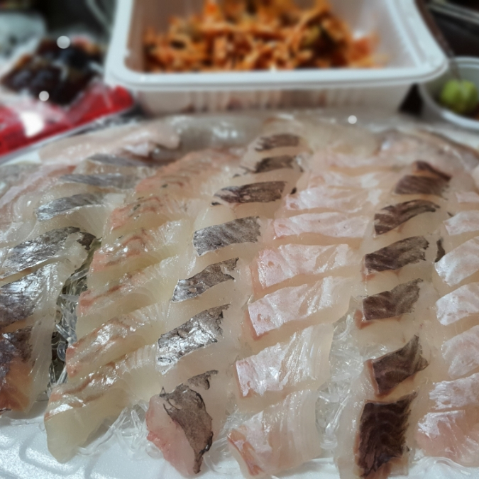 신촌 맛집 강릉어시장 회 배달, 소라 무침 짱맛!!