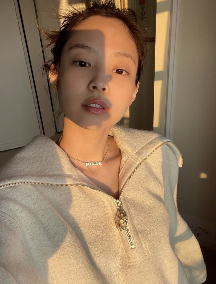  제니 아이보리 니트집업 Nanushka knit ,더엠주얼러스 이니셜목걸이 in 파리 paris