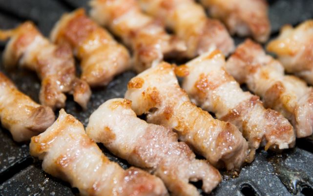  한국인이 제일 좋아하는 부위!! 삼겹살~ 칼로리 효능 맛있게 굽는 팁! 주의사항