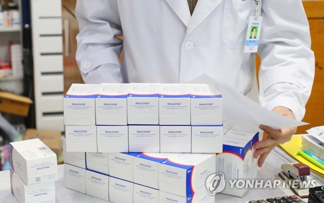 "70대 남성에 코로나19 먹는치료제 처방…재택치료자 중 처음" "70대 남성에 코로나19 먹는치료제 처방…재택치료자 중 처음"