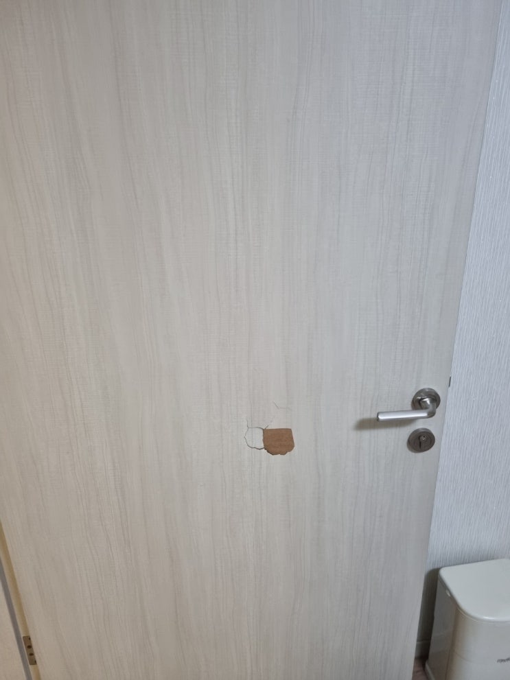  작게 파손된 방문 시트지 시공 합리적인 가격에 시공합니다.