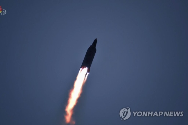 북, 단거리탄도탄 추정 2발 발사…미국 제재에 '무력시위'