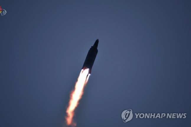 북, 단거리탄도탄 추정 2발 발사…미국 제재에 '무력시위' 북, 단거리탄도탄 추정 2발 발사…미국 제재에 '무력시위'