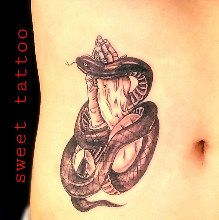  삼산동,청천동,효성동,갈산동,서운동 타투는 SWEET TATTOO에서~기도하는 손과 뱀 타투