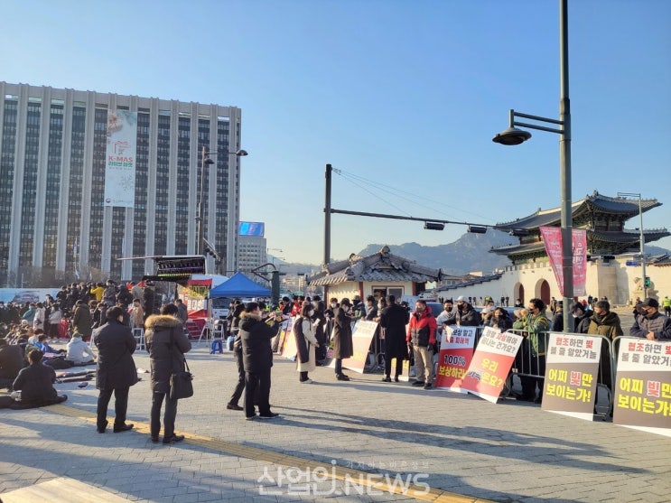 “방역에서 영업제한 <b>종료</b>까지 로드맵을 <b>제시</b>하라”