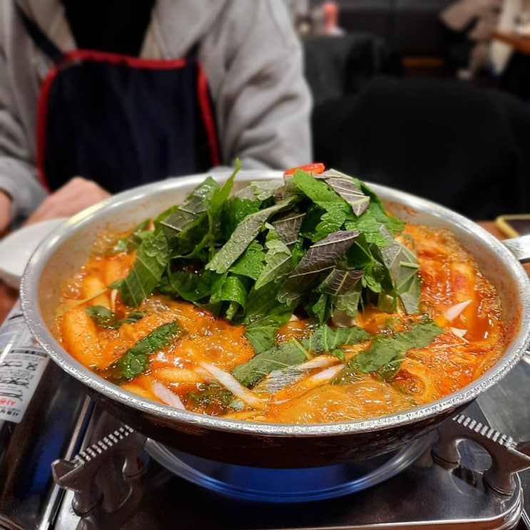  홍대 '또보겠지떡볶이집 붕붕허니비어점' 즉떡&버터갈릭감자&치즈날치알볶음밥
