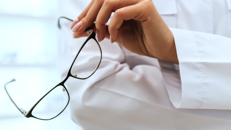 안경을 쓰는 안과 의사가 수술을 받지 않는 이유는 무엇입니까?