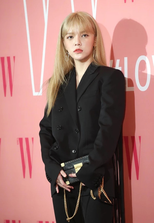소속사 떠난 AOA 지민, 권민아 논란 후 녹음실에서 음악 작업 중 고개 숙여 "감사합니다···" 소속사 떠난 AOA 지민, 권민아 논란 후 녹음실에서 음악 작업 중 고개 숙여 "감사합니다···"