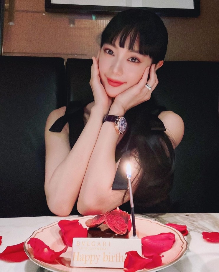 배우 클라라, 생일 자축하며 몸매 드러난 과감한 드레스 사진 "진짜 남다르다" 배우 클라라, 생일 자축하며 몸매 드러난 과감한 드레스 사진 "진짜 남다르다"