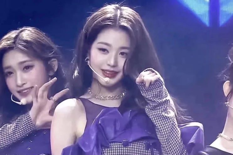 아이브 장원영, 무릎 꿇는 안무 중 부상 "무릎에 피가···" 네티즌들 걱정 아이브 장원영, 무릎 꿇는 안무 중 부상 "무릎에 피가···" 네티즌들 걱정