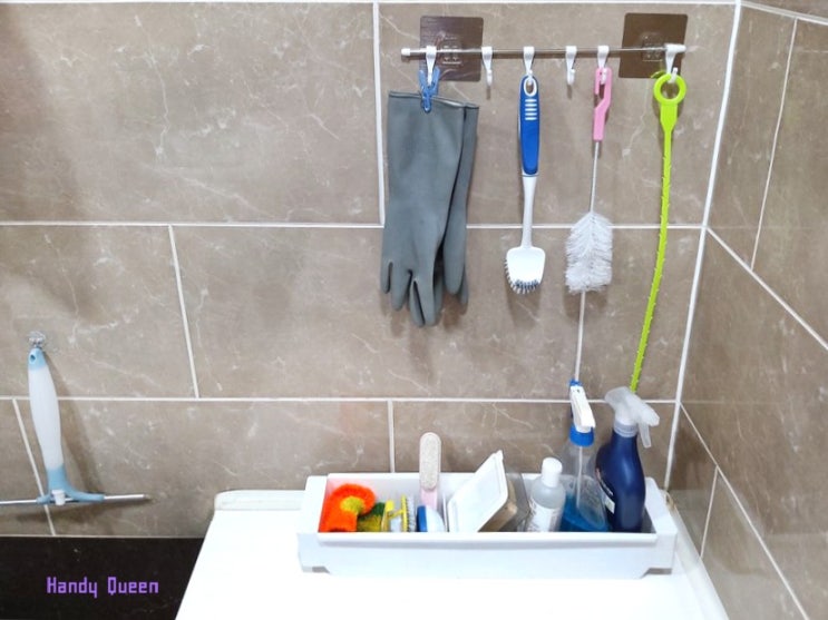 화장실 정리 : 접착식 후크 걸이대로 청소용품 정리 / 화장실(욕실) 천장 청소
