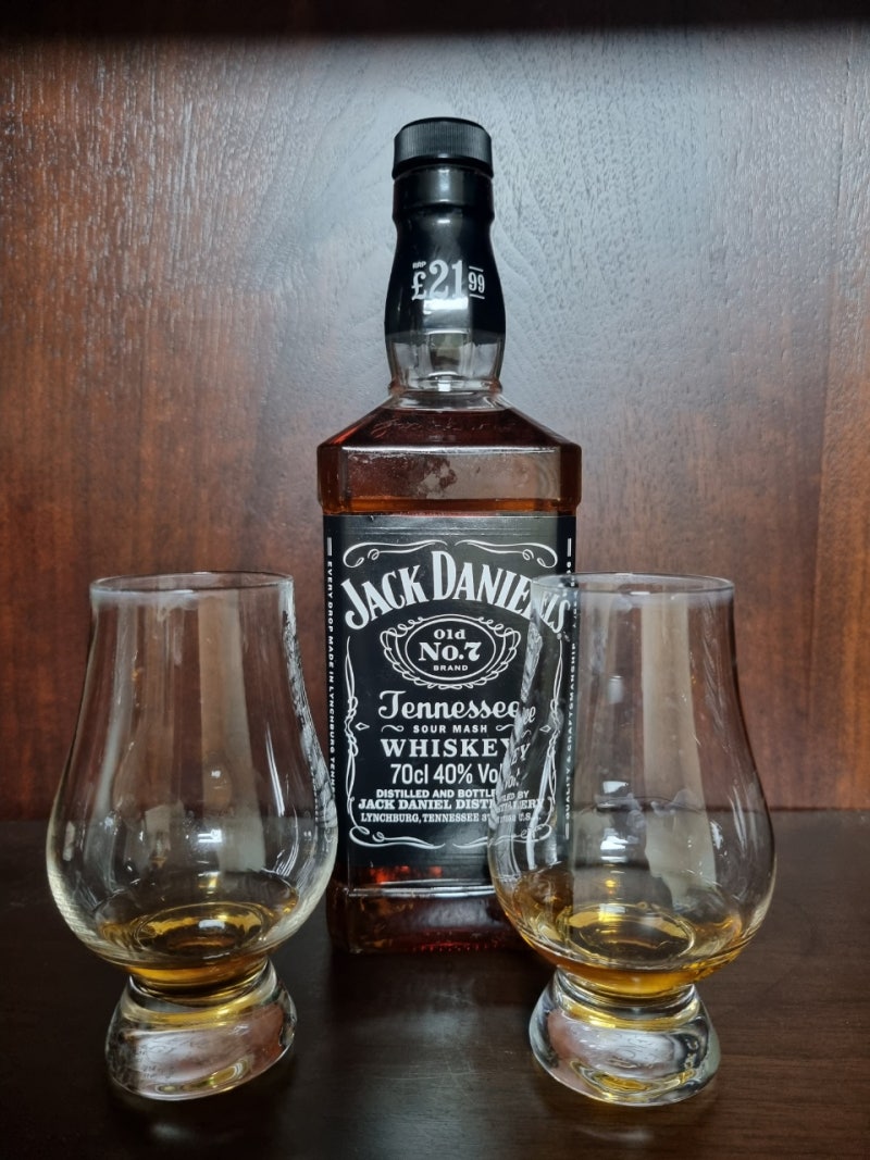 무료 이미지 : 음주, 알코올, 유리 병, 위스키, 리큐어, 주류, 잭 다니엘스, 증류수 5184x3456 - - 1198733 -  무료 이미지 - PxHere, image size:800x1067