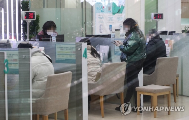 시중은행 잇달아 예적금 금리 상향…하나은행 최대 0.3%p↑ 시중은행 잇달아 예적금 금리 상향…하나은행 최대 0.3%p↑