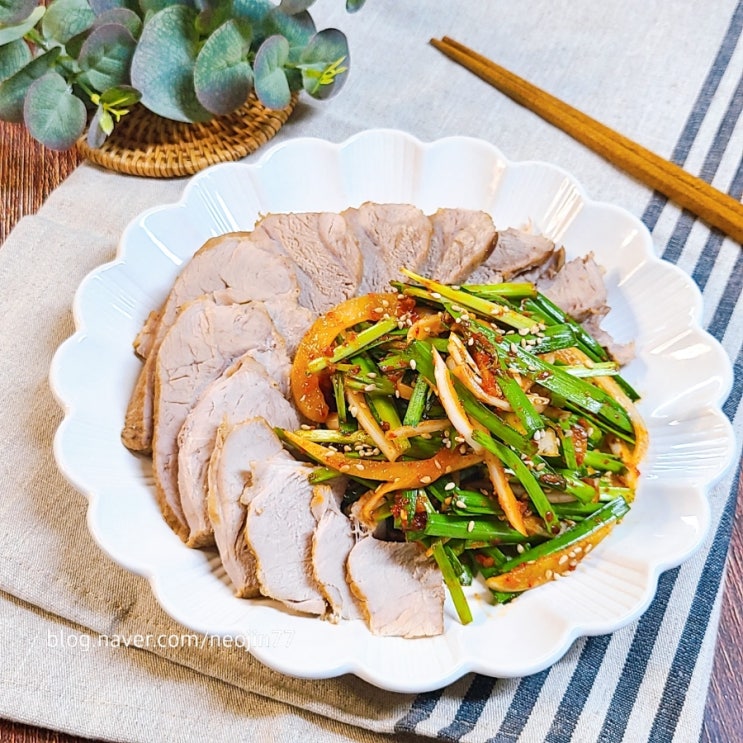 돼지보쌈 삶는법 뒷다리살요리 부추무침 곁들여 맛있는 집밥 한끼