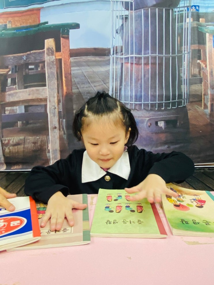 사랑스런 나의딸 복고스타일 옛날교복이 잘어울리네...