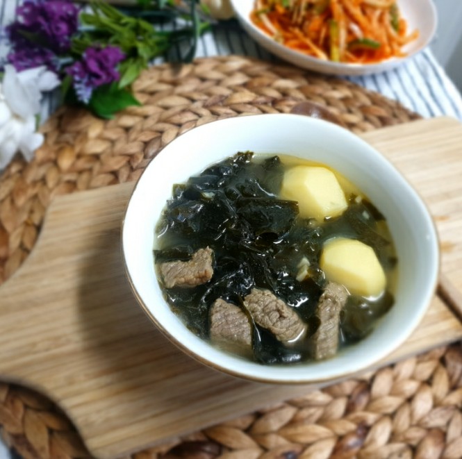  소고기미역국 맛있게 끓이는 법 감자미역국 부드럽고 고소한 아이들아침국 생일국요리