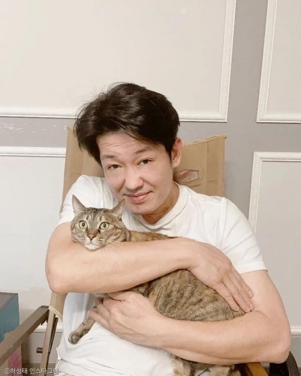 오징어게임 '덕수' 허성태의 반전매력...고양이 안고 배시시