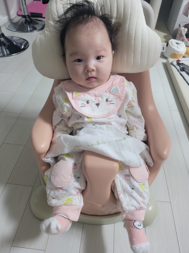  D+100 아기 셀프 백일상 백일선물로 받은 에시앙 아기의자