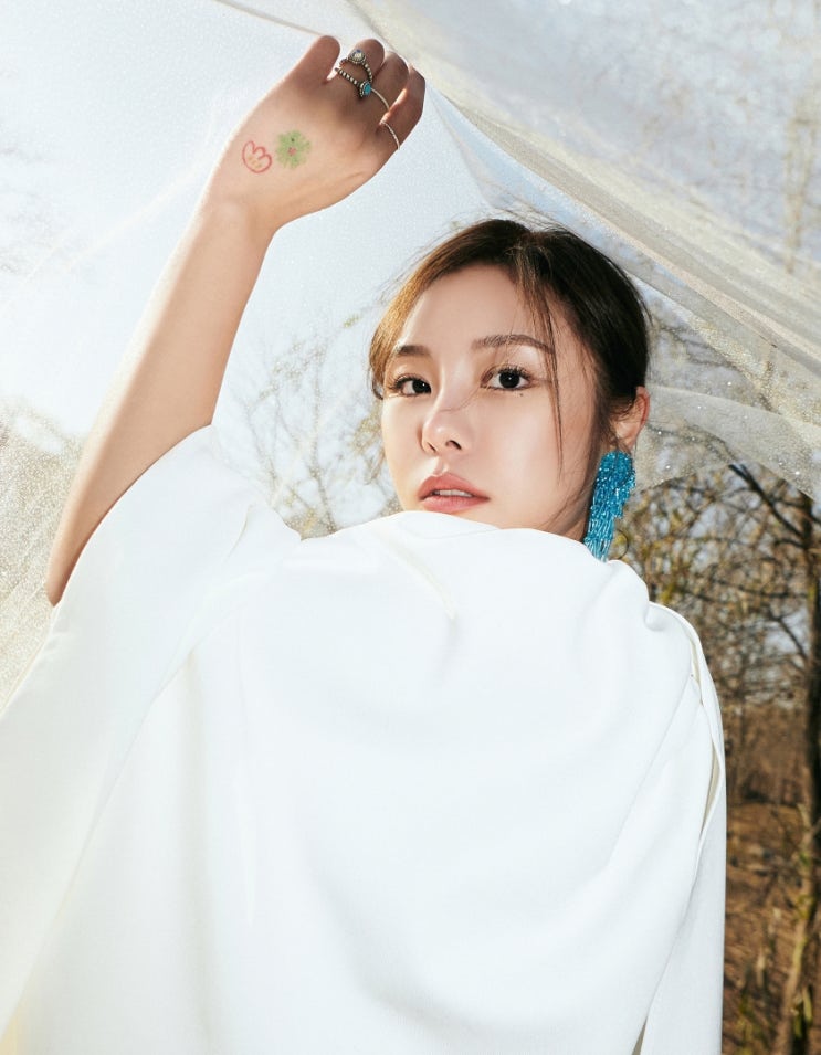 가수 휘인, 마마무에서 솔로 가수로 더욱 짙어진 색채...타이틀곡 '오묘해' 라비와 즐겁게 작업 가수 휘인, 마마무에서 솔로 가수로 더욱 짙어진 색채...타이틀곡 '오묘해' 라비와 즐겁게 작업