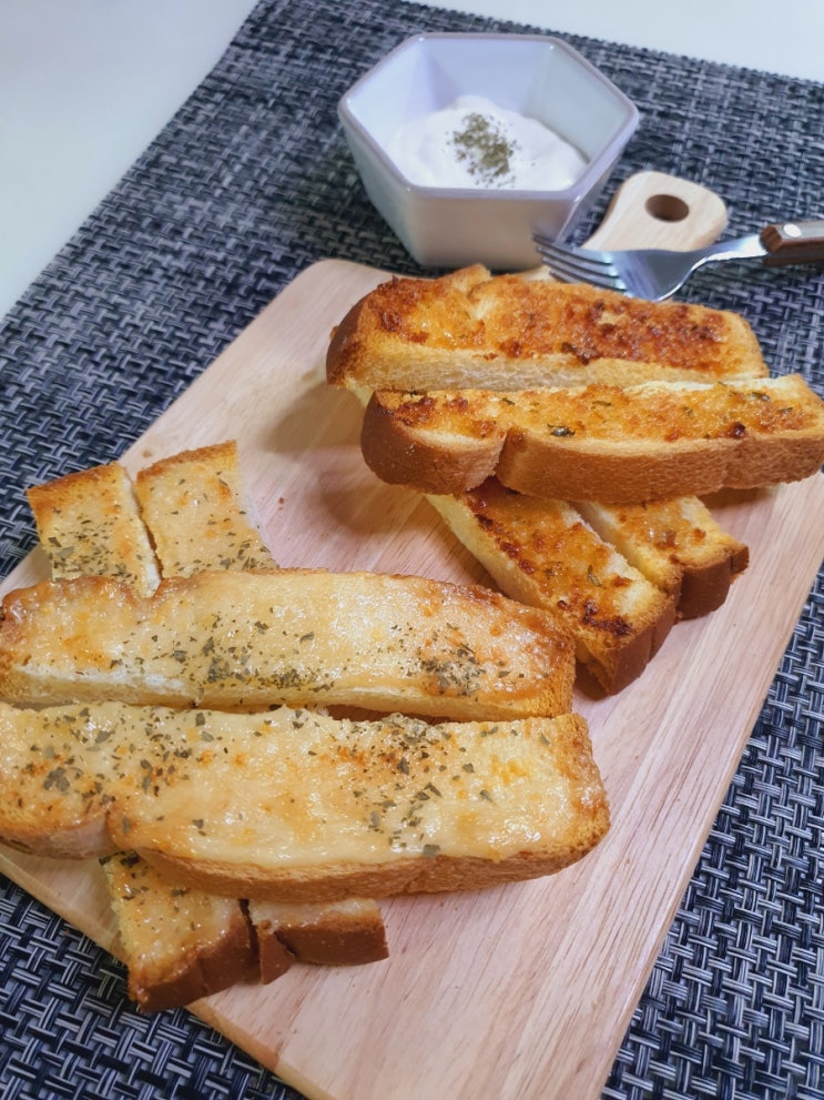  복음자리 마늘버터보다 내가 만든 소스 바른 빵이 더 맛있었다