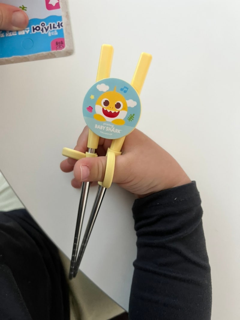 이제 아기상어 스텐 교정 젓가락으로 스스로 밥먹어요.