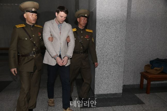 미국 법원, 웜비어 유족에 북한 동결 자금 지급 판결