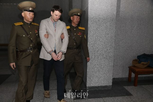 미국 법원, 웜비어 유족에 북한 동결 자금 지급 판결 미국 법원, 웜비어 유족에 북한 동결 자금 지급 판결