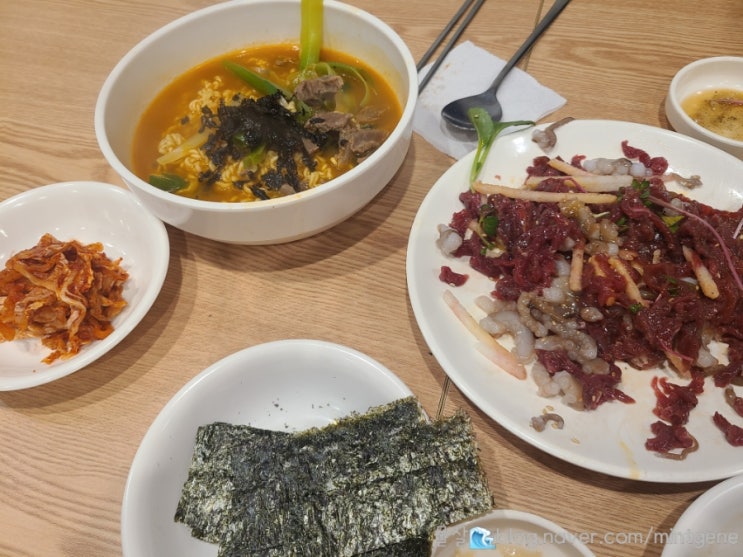  종로5가 광장시장맛집 싱싱한 성우육회 후기