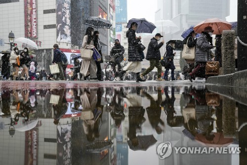 日 확진자 급감 '미스터리 끝'···하루 3만명 돌파 무슨 일이