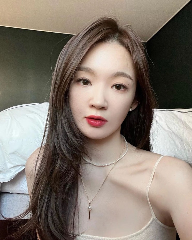 다비치 강민경, 가녀린 어깨선 돋보여...100장 찍어 "살아남은 건 언니가 골라준 두 장뿐"