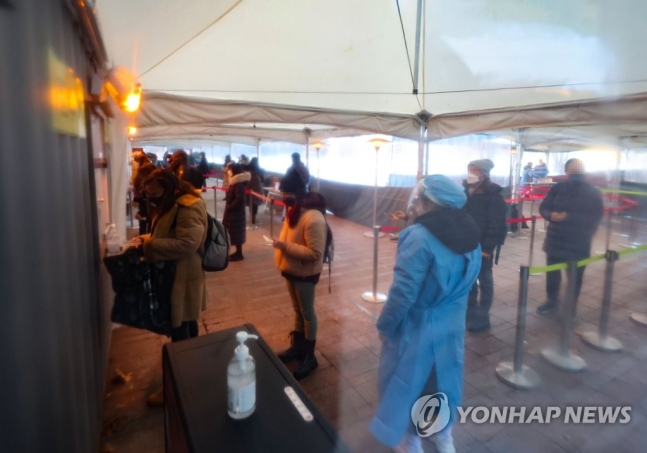 코로나 2년, 오미크론 우세종 눈앞…총력대응 예고에도 혼란우려 코로나 2년, 오미크론 우세종 눈앞…총력대응 예고에도 혼란우려