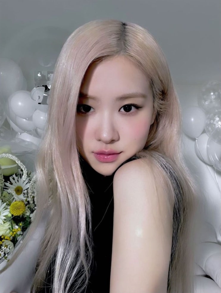 블랙핑크 로제, 복근 살짝 드러낸 상의와 미니스커트...한 줌 개미허리와 각선미 블랙핑크 로제, 복근 살짝 드러낸 상의와 미니스커트...한 줌 개미허리와 각선미