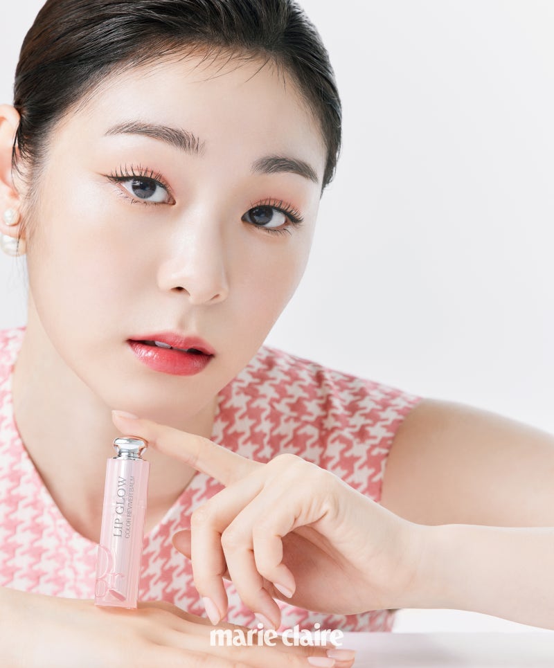 김연아 국민립밤 화보♥ 디올 립 글로우 033 코랄핑크 너무예뻐