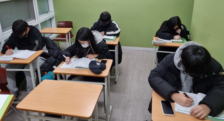  운양동 중등영어 확실히 하겠습니다. 중학생영어 주 3회 담임 강사가 오직 직강으로만 진행합니다. 더 강화된 강사진과 커리큘럼으로 확실하고 꼼꼼하게!