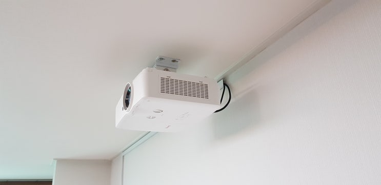  빔프로젝터 스크린 가정집 TV 대신 EIKI DS-5500U 설치