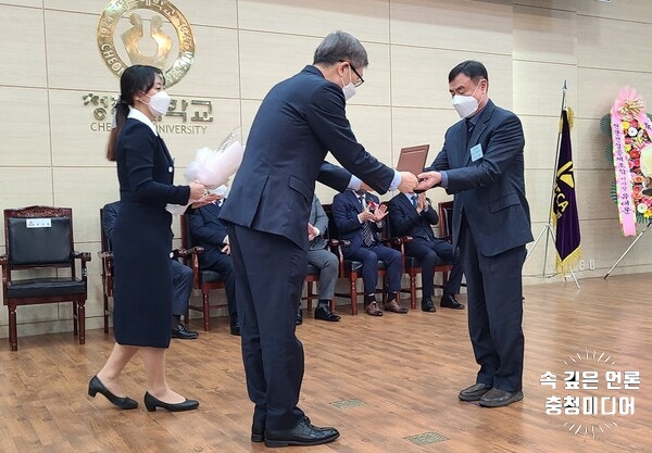 [충청미디어] 이근복 청주시주택토지국장, 대한전문건설협회서 감사패 받아