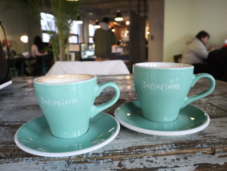 홍대 카페 '테일러커피' :: 시크한 분위기로 커피 사랑이 느껴지는 곳