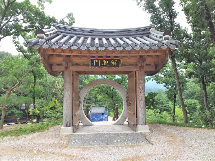  독특한 모양의 불이문과 본전이 약사전인 고양시의 사찰. 한미산 흥국사(興國寺)