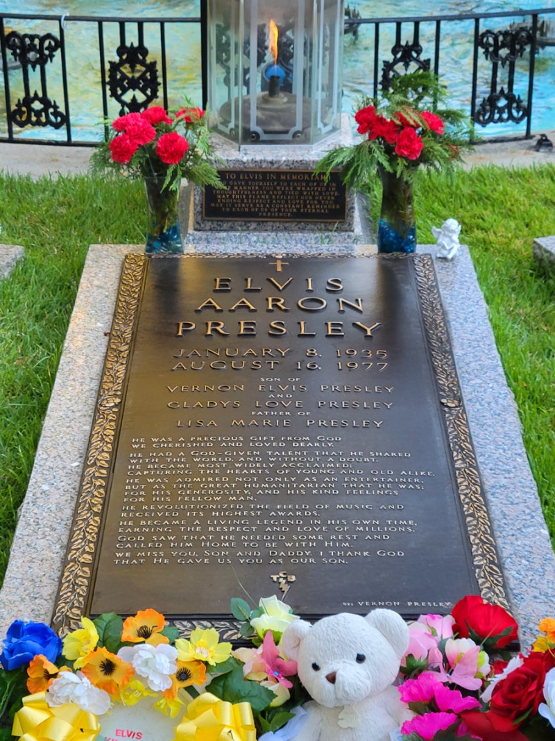 그레이스랜드 가본 사람들한테 질문: 엘비스 옷 사이즈 보니까 키가 더 커 보였어, 작아 보였어, 아니면 덩치가 더 커 보였어, 작아  보였어? 어깨는 얼마나 넓었고? 다리는 얼마나 길었어? 등등. : r/Elvis, image size:800x1067