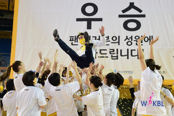 2021-2022 여자프로농구 WKBL - KB스타즈 <b>정규리그 우승</b> 확정