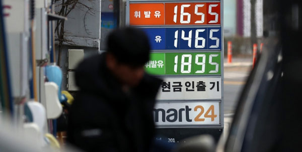 하락세 끝낸 휘발유·경유가격, 10주만에 상승...국제유가 7년 만 '최고치' 하락세 끝낸 휘발유·경유가격, 10주만에 상승...국제유가 7년 만 '최고치'