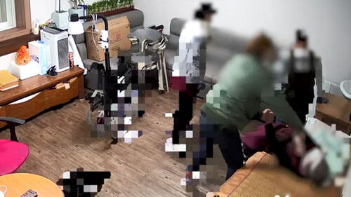 요양 받으러 간 곳, 학대당한 노인…비대면 틈 속 '사각' : SBS 뉴스 요양 받으러 간 곳, 학대당한 노인…비대면 틈 속 '사각' : SBS 뉴스