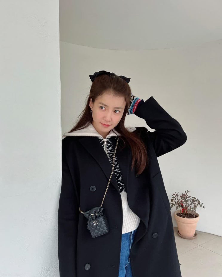 배우 이시영, 머리핀으로 반묶음하고 청바지에 니트 입은 여고생 같은 비주얼 배우 이시영, 머리핀으로 반묶음하고 청바지에 니트 입은 여고생 같은 비주얼
