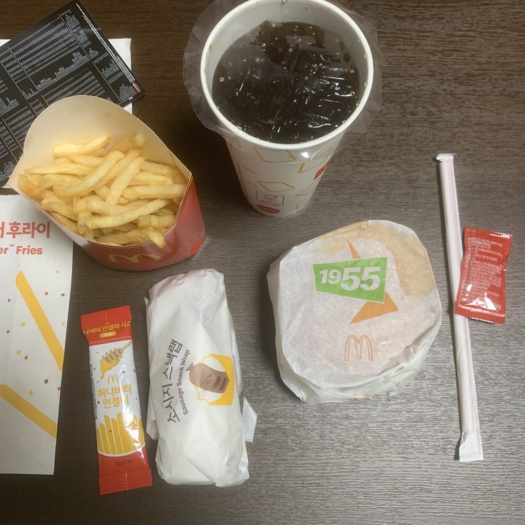  맥도날드 맥딜리버리 신메뉴 소시지 스낵랩, 허니버터 인절미 후라이 리뷰